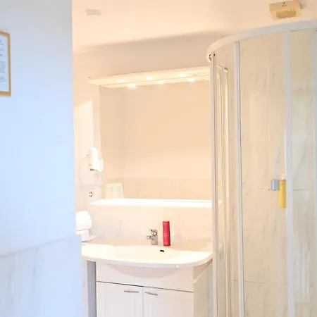 Landsitzhotel Und Seminarium Peterhof 4*